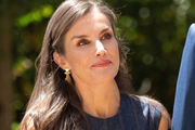 Kraljica Letizia ima genijalnu modnu formulu za ljeto: Haljina koja ističe struk i upečatljivi dodaci