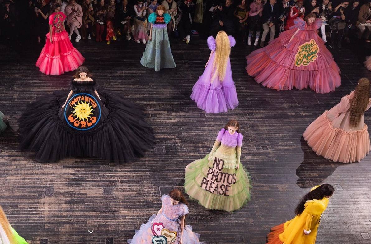 Haljine s potpisom brenda Viktor&Rolf su S-V-E što nam treba! Ne znamo koji nam natpis više odgovara