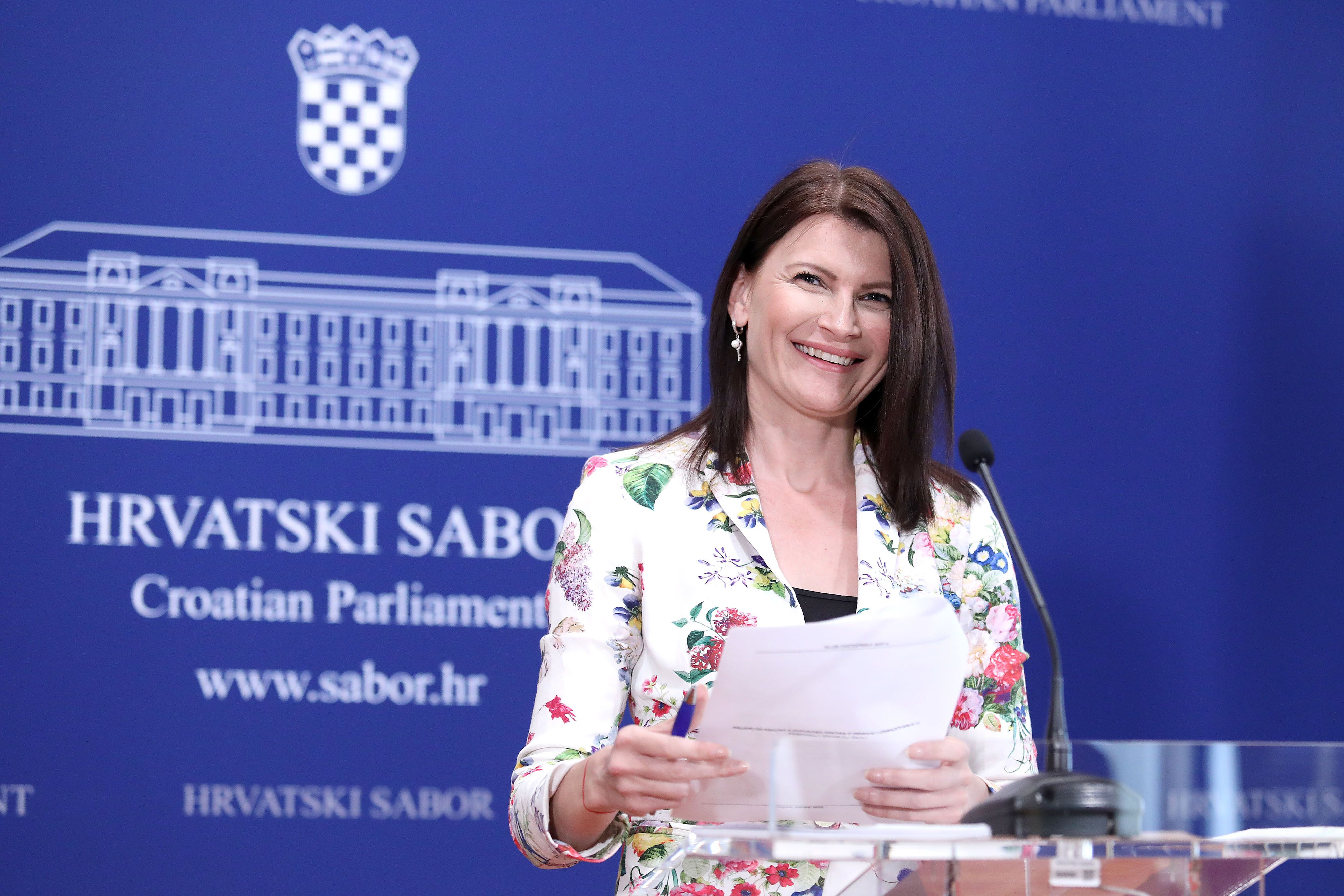 Jedna od najbolje odjevenih saborskih zastupnica, Sabina Glasovac, odabrala cvjetni uzorak, evo što savjetnica kaže o tome