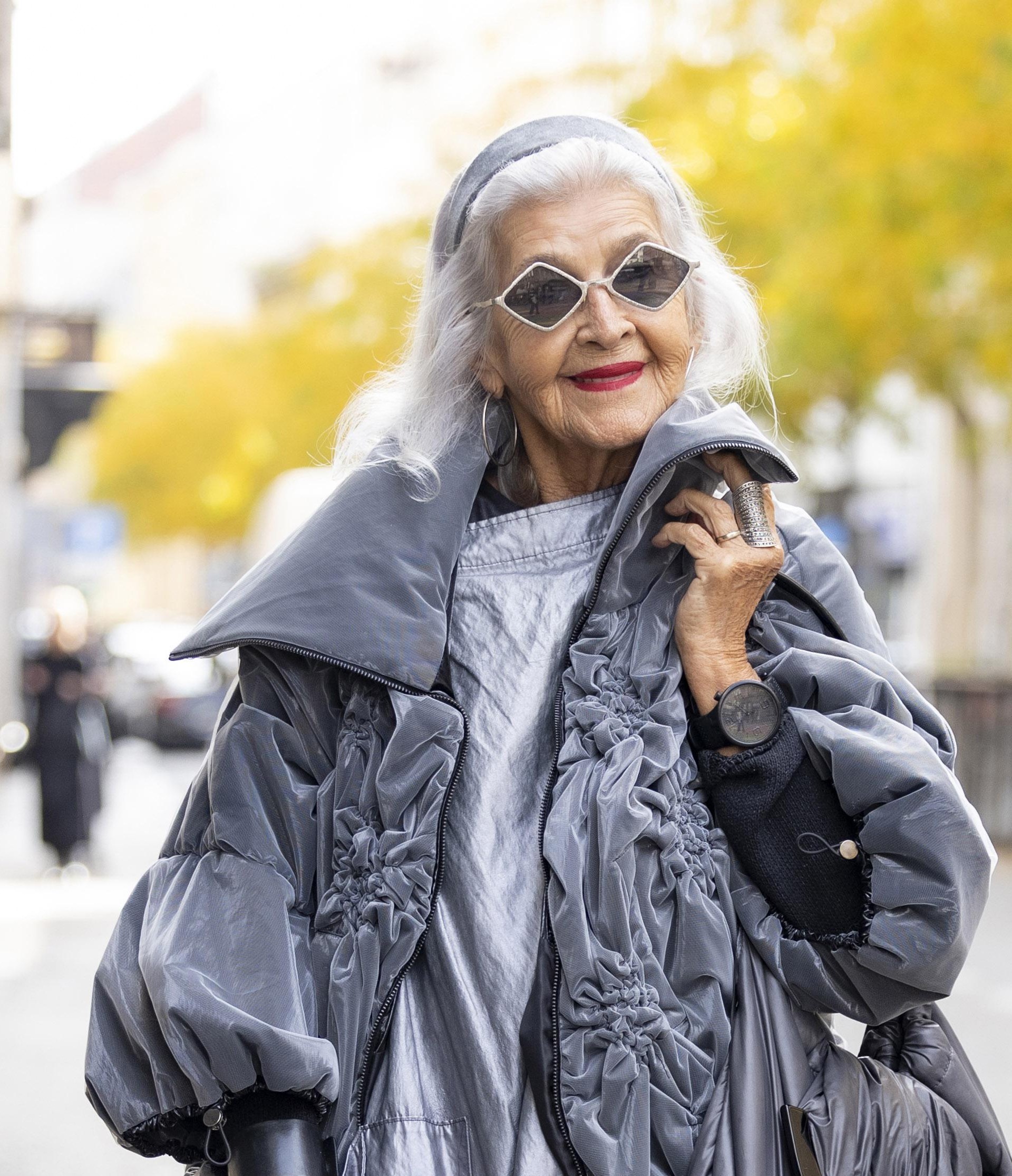 Genijalna profesorica u odvažnom stajlingu: 'U sivoj se sve više počinjem dobro osjećati, a prati mi i boju kose'