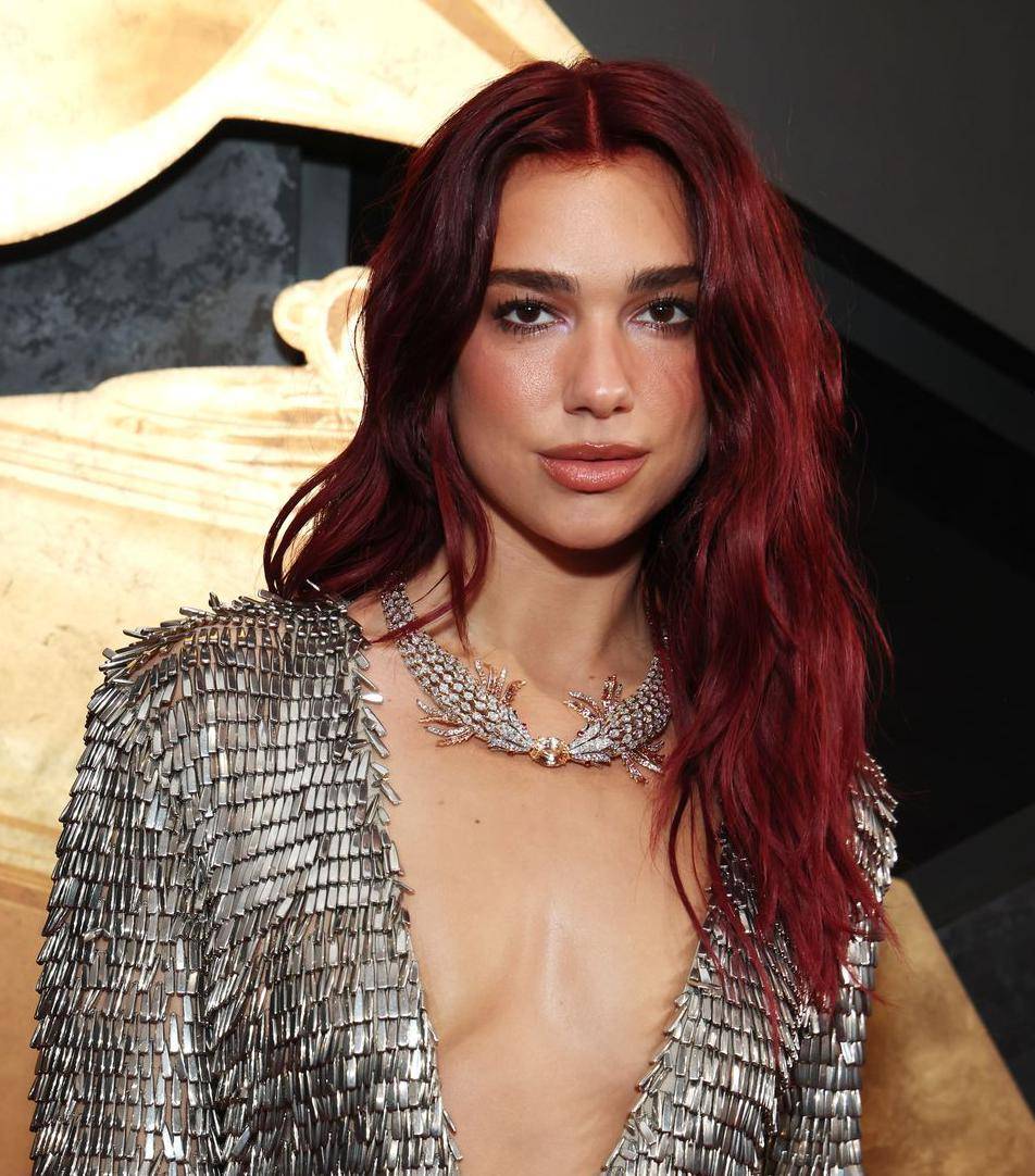 Dua Lipa zabljesnula je na dodjeli Grammyja u custom srebrnoj haljini luksuznog brenda Courrèges