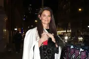 Katie Holmes proslavila je rođendan u sjajnoj crnoj haljini s perjem i efektnim čizmama