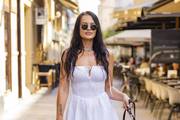 Mala bijela haljina odličan je izbor za ljetne dane: Zgodna Dora sjajno je nosi uz chic sandale i torbicu!