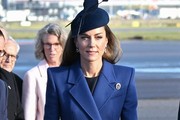 Kate Middleton u kraljevsko plavom Alexander McQueen kaputu oduševila na Heathrowu