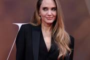 Angelina Jolie redefinira eleganciju na crvenom tepihu: Zanimljiva stilska igra u odijelu Dolce & Gabbane