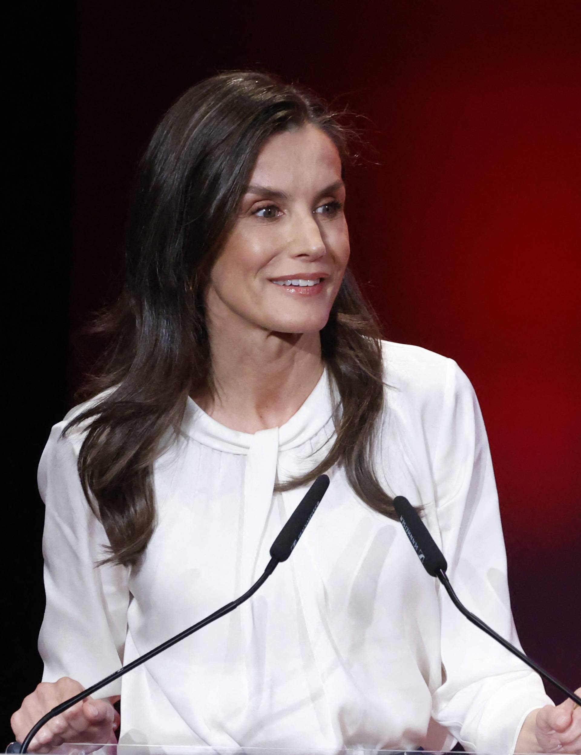 Kraljica Letizia ponovno oduševila: Elegantni mornarski stil i hit hlače koje osvajaju ovu sezonu