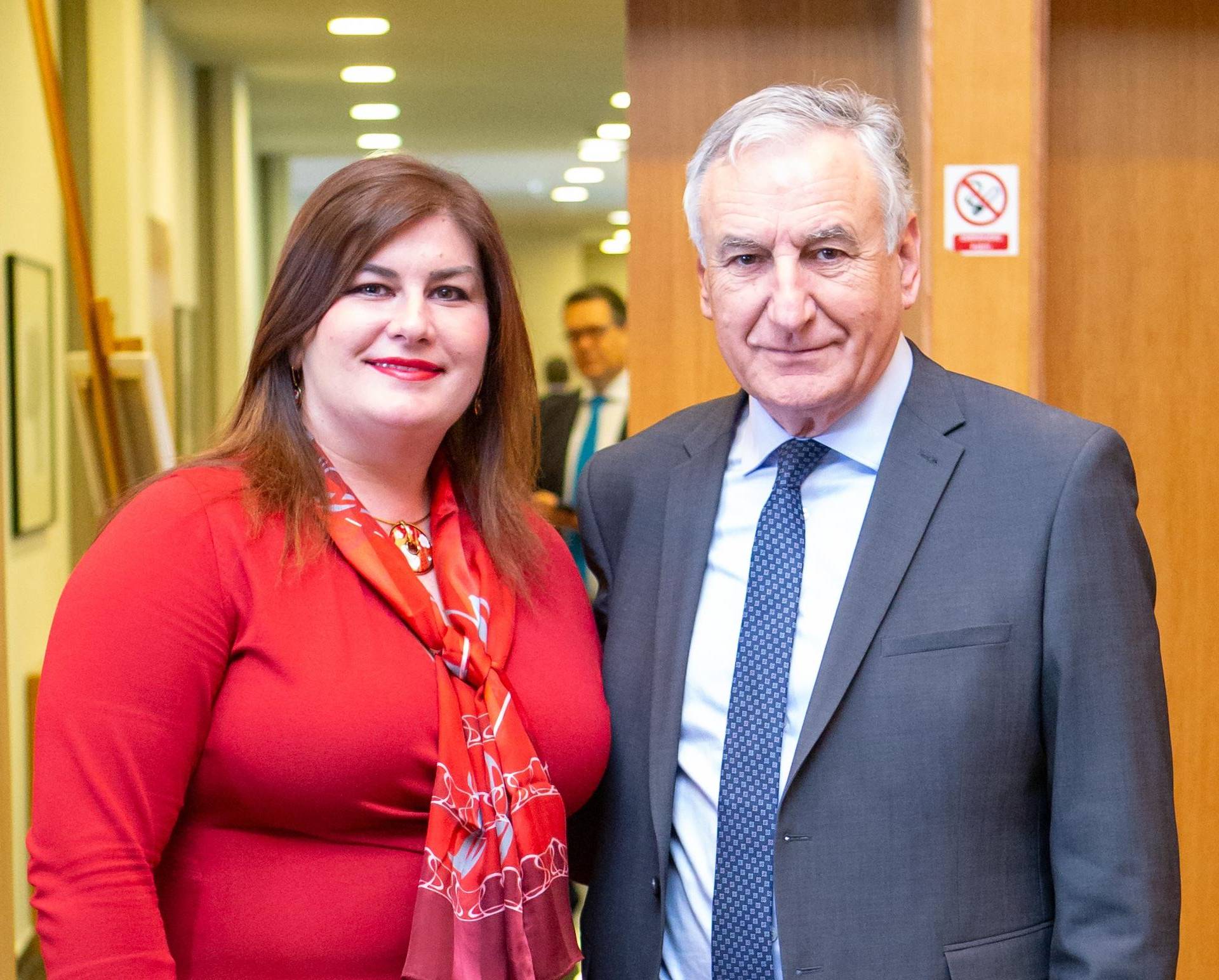 Ministrica Žalac plijenila pozornost u pripijenoj crvenoj haljini