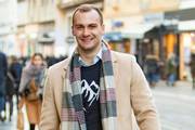 Zgodan frajer sa špice za sebe kaže da prati trendove, a posebno voli kupovati cipele