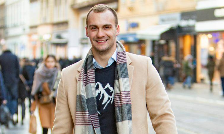Zgodan frajer sa špice za sebe kaže da prati trendove, a posebno voli kupovati cipele