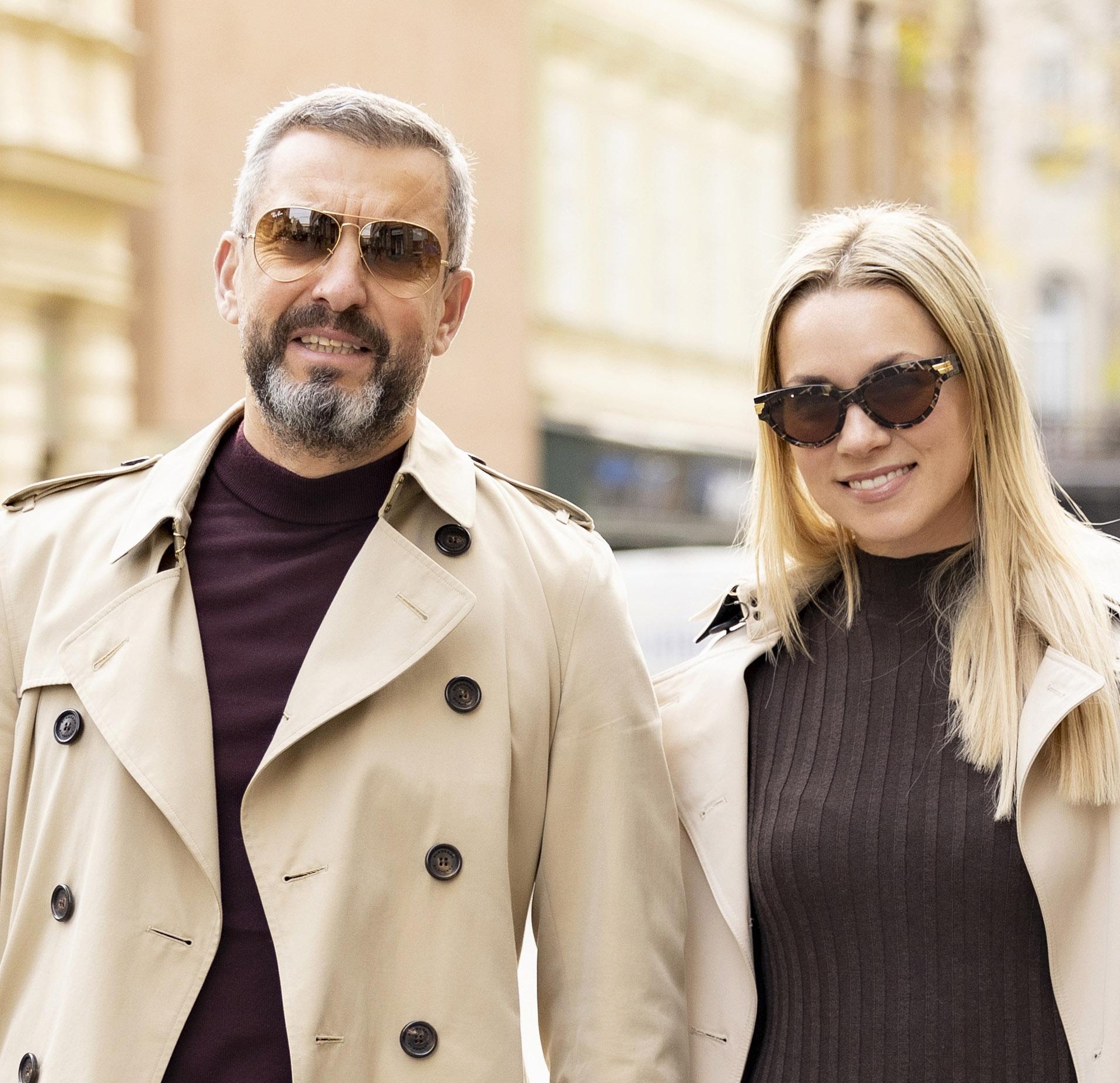 Zgodan i modno osviješten par u matching balonerima pokazao kako klasika nikad ne izlazi iz mode