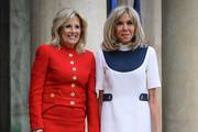 Jill Biden u crvenom Schiaparelli kompletu i Brigitte Macron u plavo-bijeloj haljini zabljesnule u Parizu