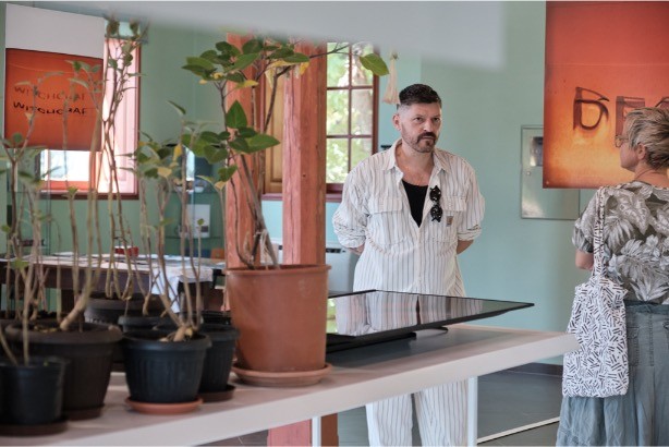Noćni laboratorij snova i otrova: Silvio Vujičić i tajne Elsine fluidnosti u zagrebačkom Botaničkom