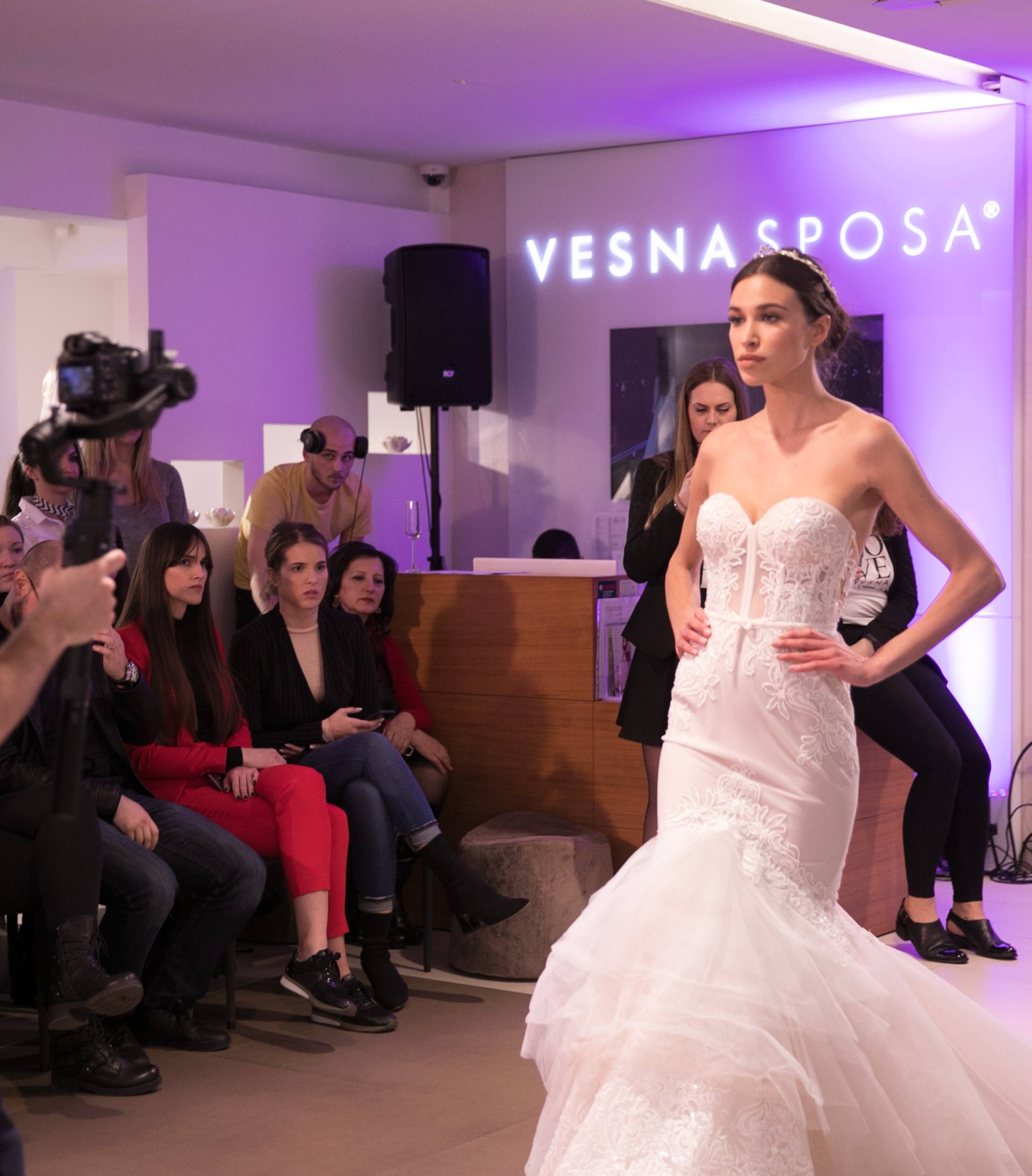 Najljepše BERTA vjenčanice ravno s modnih pista New Yorka u Vesna SPOSU!