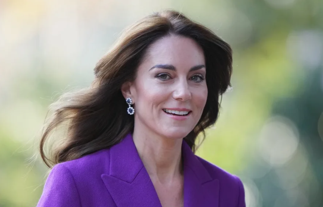 Kate Middleton zabljesnula u efektnom ljubičastom odjelu i elegantnim salonkama od brušene kože