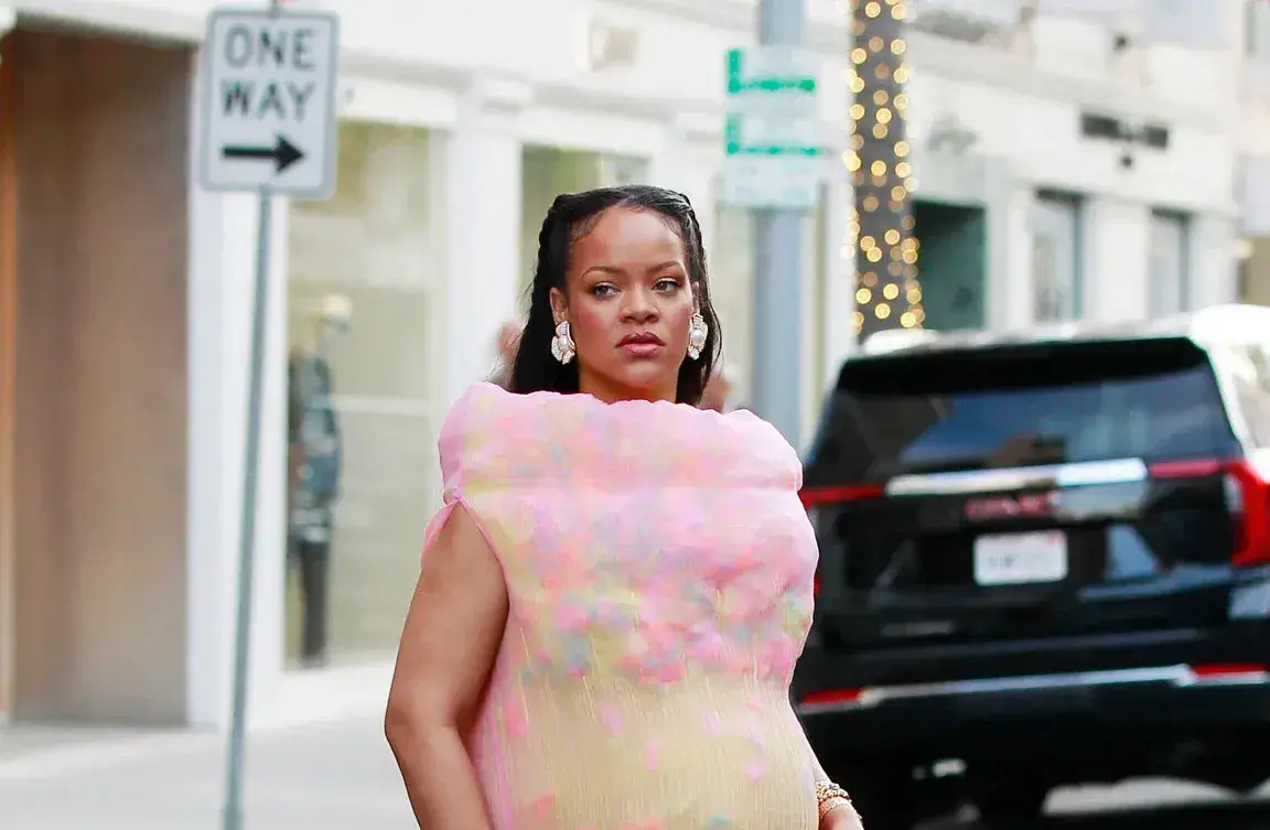 Rihanna u arhivskoj haljini Isseyja Miyakea redefinira trudnički stil - i to je njen najkontroverzniji look do sad