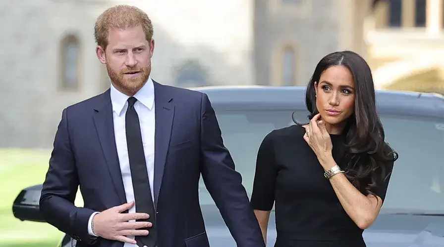 Meghan Markle zasjala je u pelerini s izvezenim cvijećem i potpisom dizajnerice Caroline Herrere