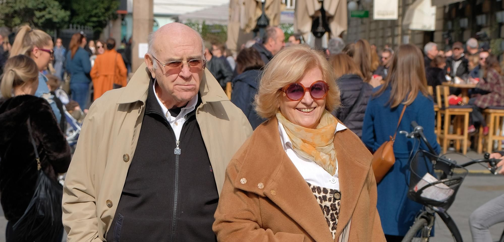 Osmijeh od uha do uha: Simpatična bivša voditeljica Željka Fattorini prošetala špicom sa suprugom