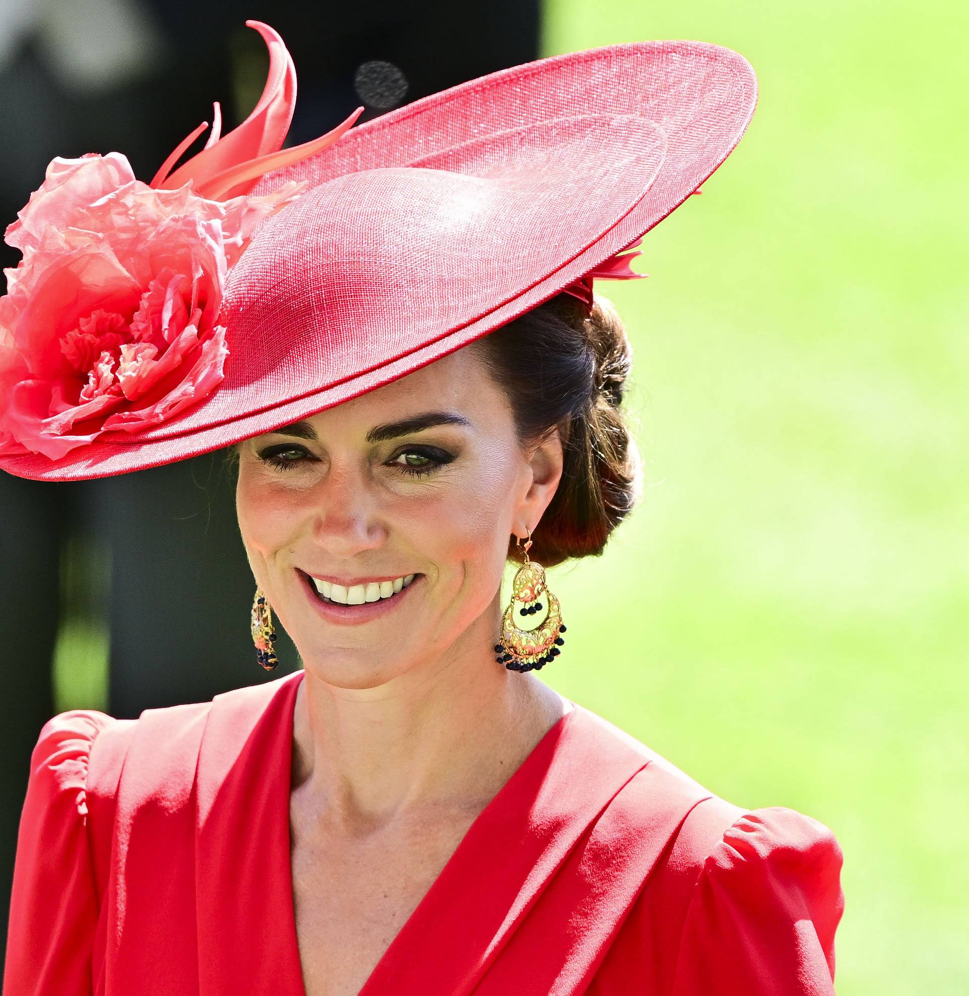 Kate Middleton izgleda nevjerojatno u crvenoj kombinaciji kojoj ne možemo pronaći nijednu manu