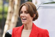 Uz crne krojene hlače, Kate Middleton bira crveni sako od tvida iz popularnog high street dućana