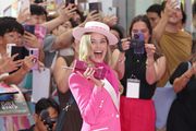 Margot Robbie na premijeri Barbie filma oduševila u kompletu koji je inspiriran kultnom lutkom iz 80-ih