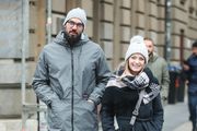 Topli šal i cool kapa: Ovaj dvojac iz centra zna kako se na stylish način boriti protiv hladnoće