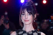Anne Hathaway novo je lice Versace kampanje, a u zadnje vrijeme oduševljava i modnim izborima na crvenom  tepihu