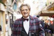 Kakva elegancija! Klasično odijelo sjajno je kombinirao uz karirani kaput i efektnu leptir mašnu