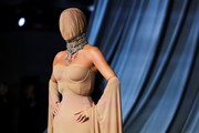 Kim Kardashian u Maison Margiela couture haljini i maski privukla sve poglede na Academy Museum Gali