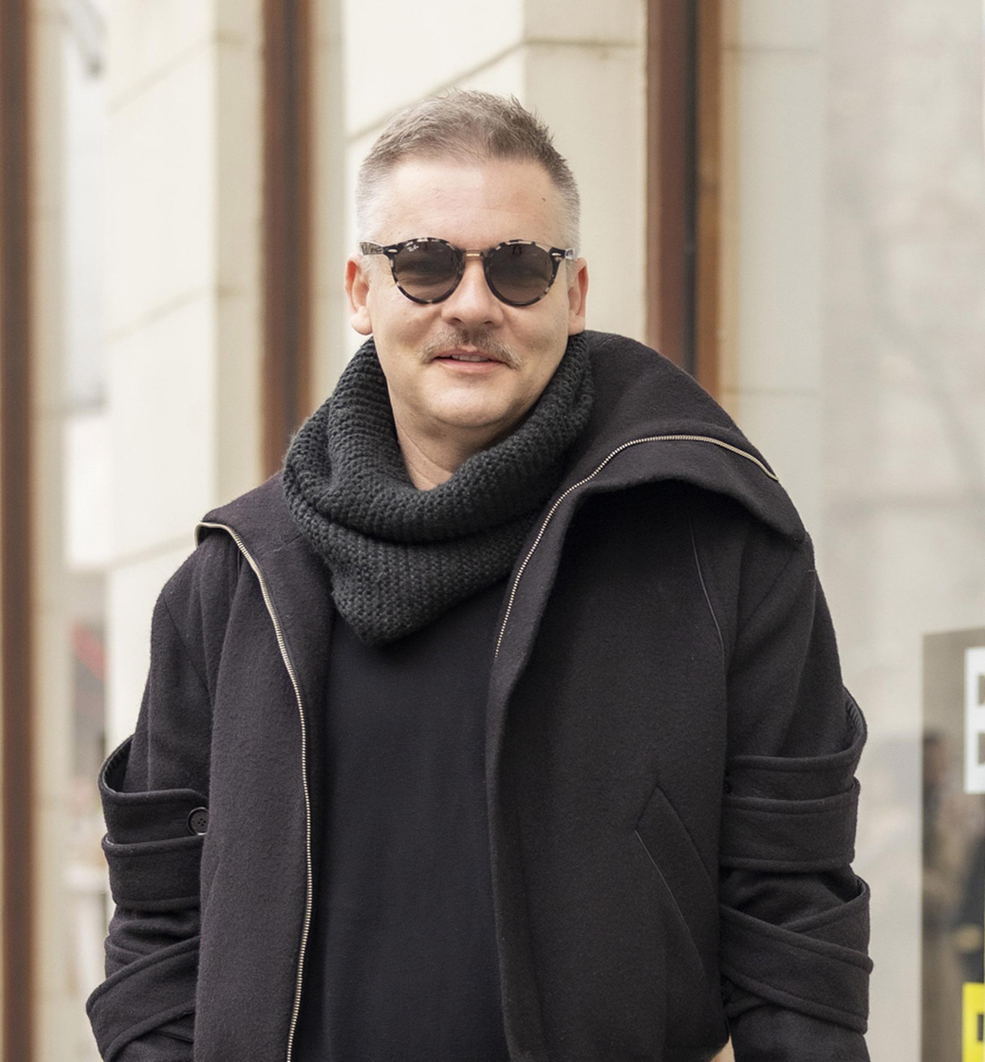 Prošetao je crnu od glave do pete i pokazao da monokromatski stajlinzi nikako nisu monotoni