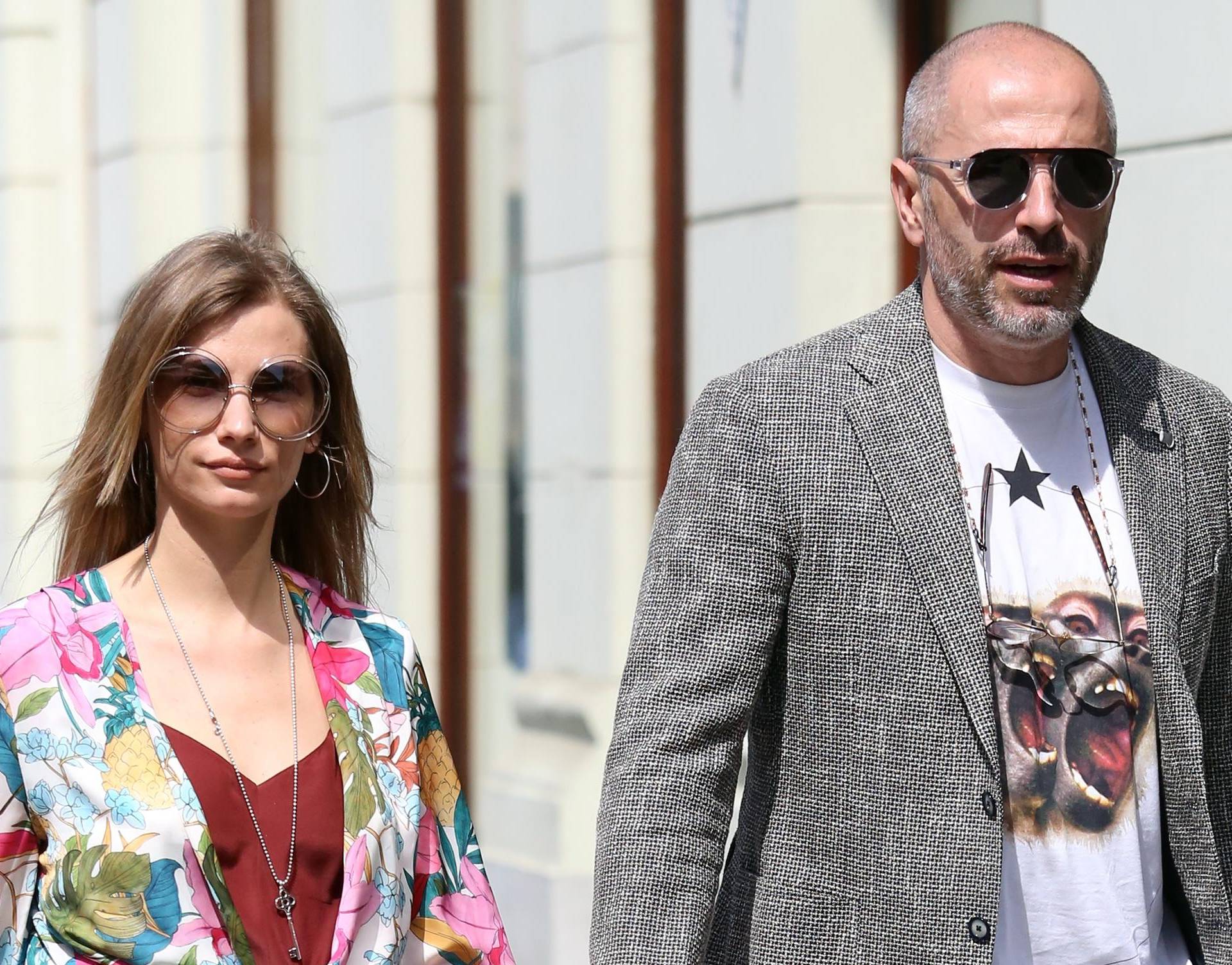 Poznata dizajnerica prošetala gradom u društvu stylish supruga i odijelu kojeg želimo u ormaru