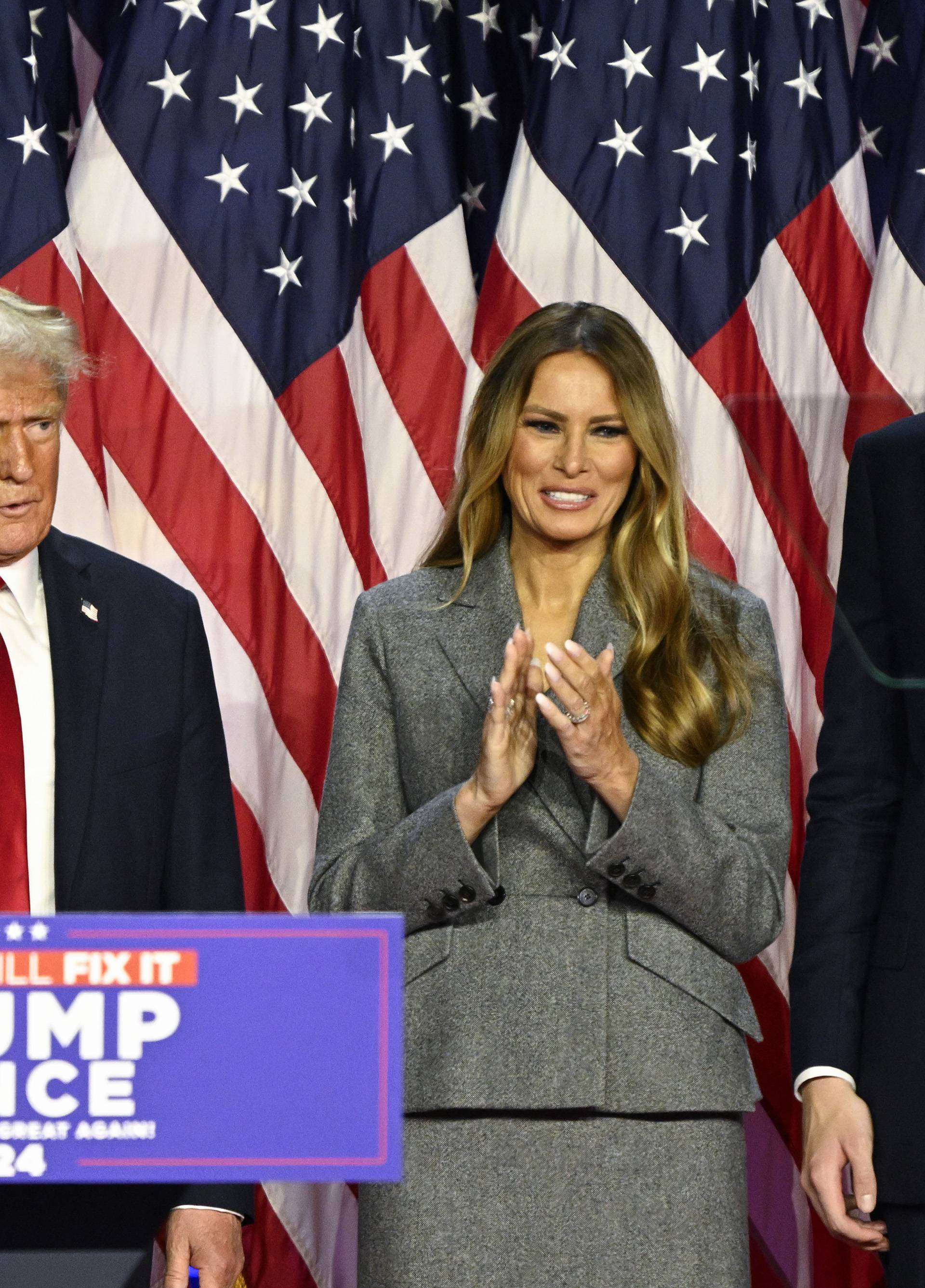 Melania Trump očarala u sivom kompletu koji je odisao klasičnom elegancijom