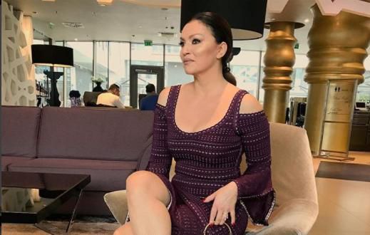Nina Badrić istaknula vitku figuru u pripijenoj haljini, a nosi i hit torbicu