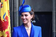 Kate Middleton zabljesnula u plavom kaputu, a ogrlica s biserima počast je kraljici Elizabeti II