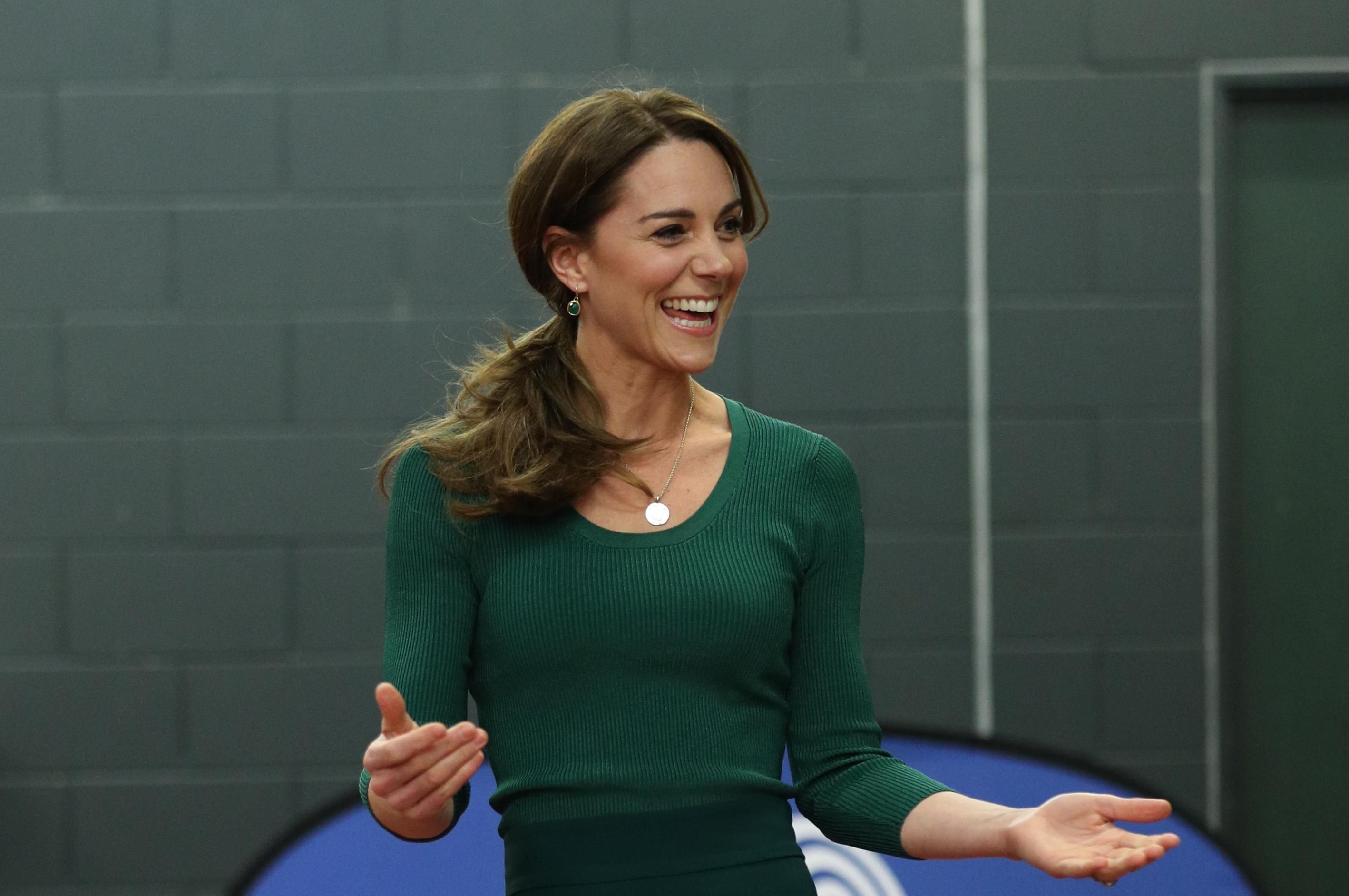 Kate Middleton u tenisicama koje su rasprodane u rekordnom roku i hlačama iz Zare od samo 50 kn