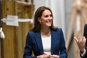 Kate Middleton tamnoplavo je odijelo kombinirala uz statement zlatnu ogrlicu koja je pravi odmak od klasike