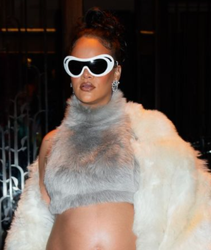 Rihanna u odvažnom trudničkom looku: Mini kožna sukna i krzneni top koji su isticali njezin trbuh