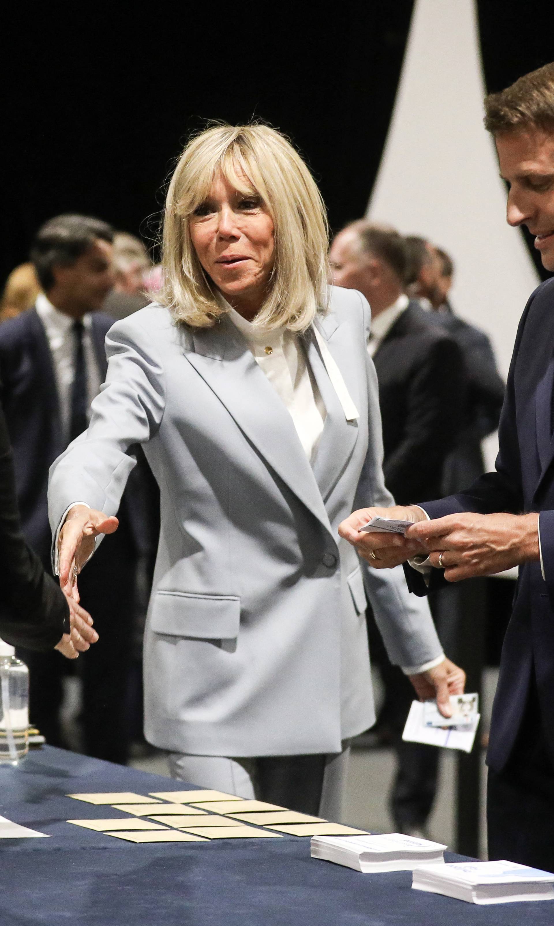 Brigitte Macron u kombinaciji koja pokazuje moć dobrog odijela: Nosila još jednu kombinaciju kojoj je teško naći zamjerku