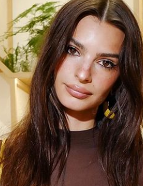 Emily Ratajkowski prošetala u neobičnim hit cipelama 2023., a iza njih stoji dizajner brenda Loewe