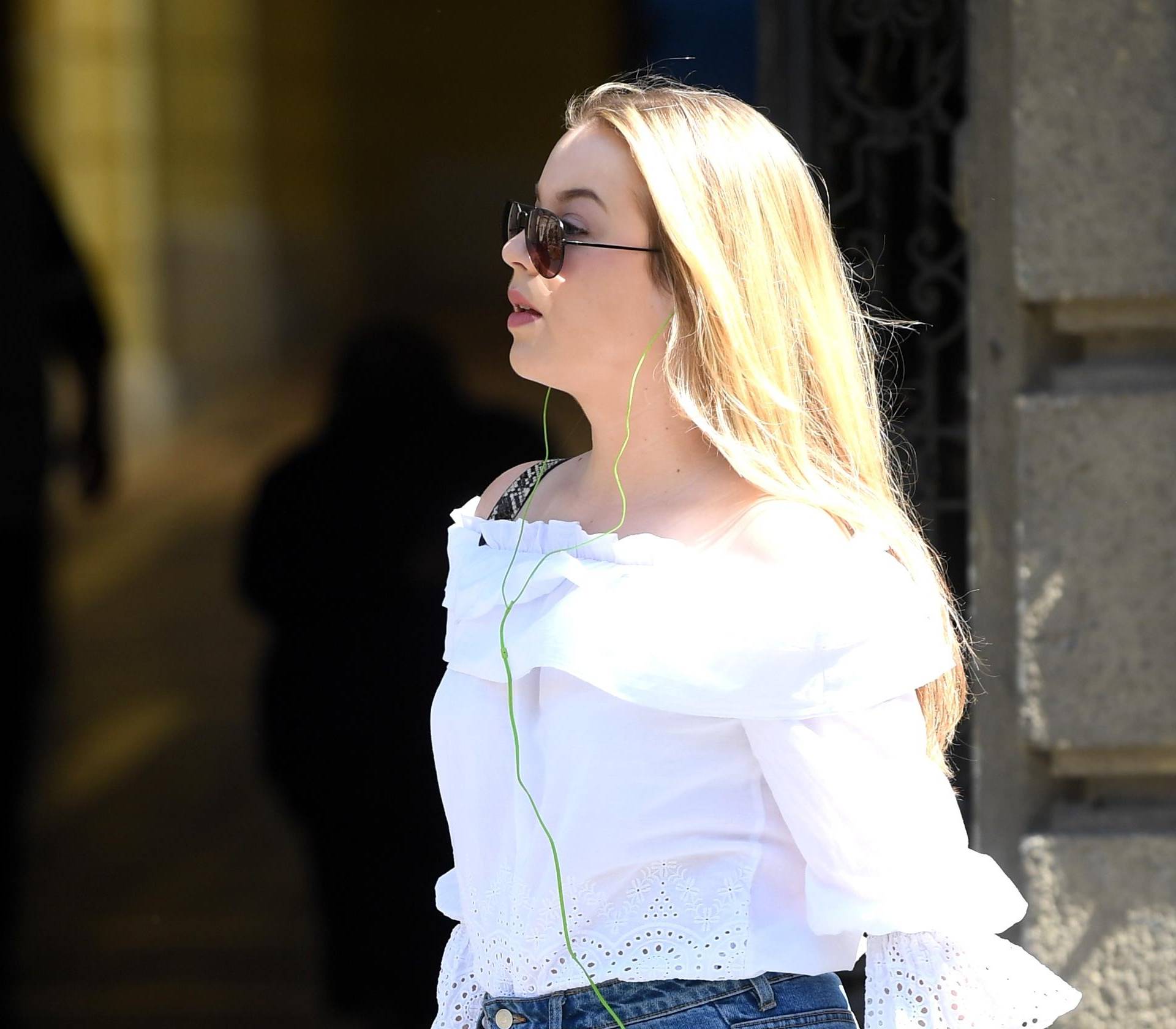Ona zna da su traperice, bijela bluza i cool tenisice najbolja kombinacija!
