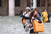 Ovisnost ili strast? Ove dvije shoppingoličarke ne odustaju od kupovine ni kad je voda do bedara
