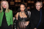 Rihanna pokazala najodvažniji trudnički look: Na Diorovoj reviji pojavila se u prozirnoj haljini koja ističe donje rublje