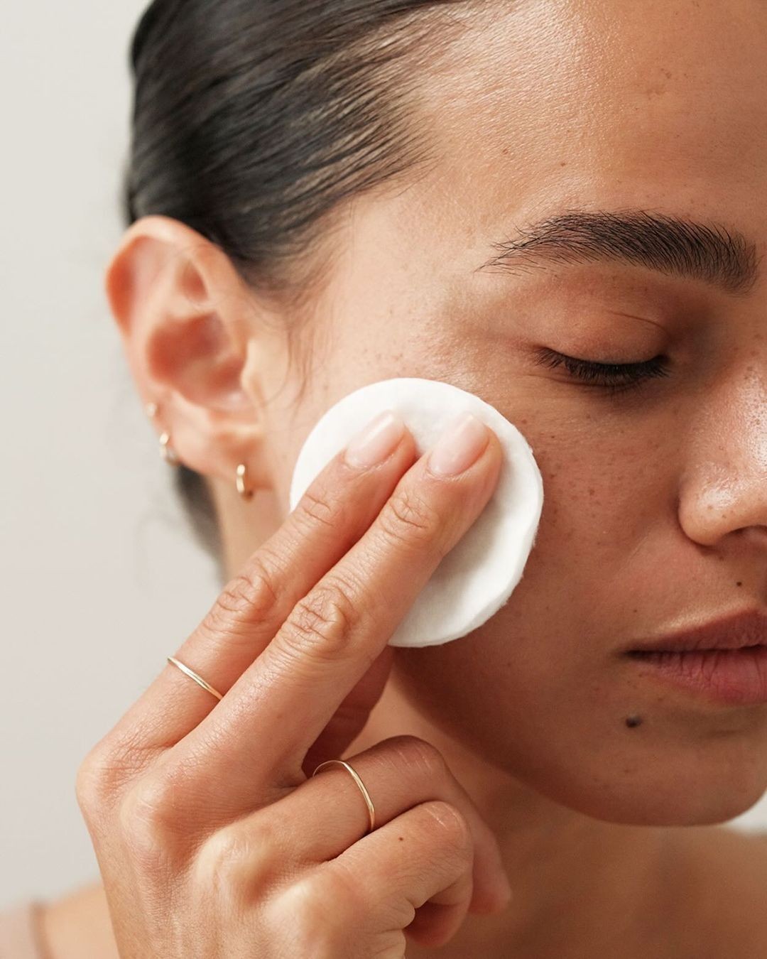 Ceramidi, hijaluron ili peptidi: Vodič za esencijalne sastojke koji obnavljaju zaštitnu barijeru kože tijekom hladnih mjeseci