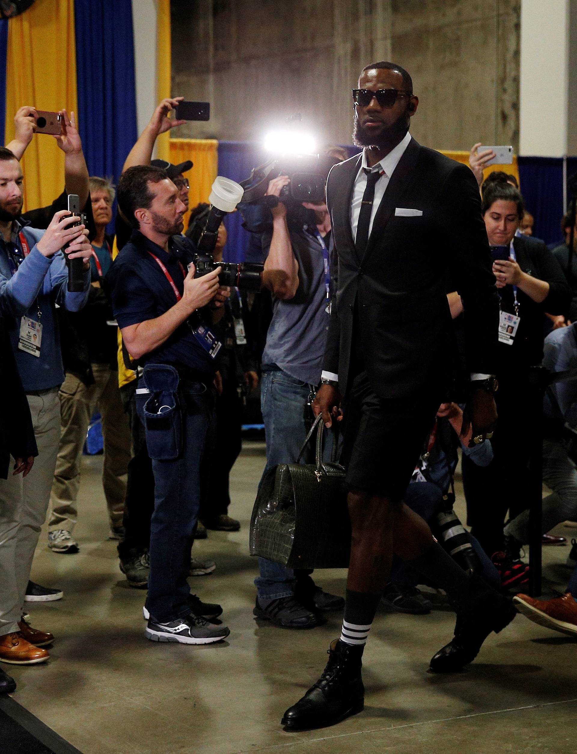 Koliko si cool od 1 do LeBron James? Pa njemu kratke hlače na odijelo i različite čarape stoje savršeno!