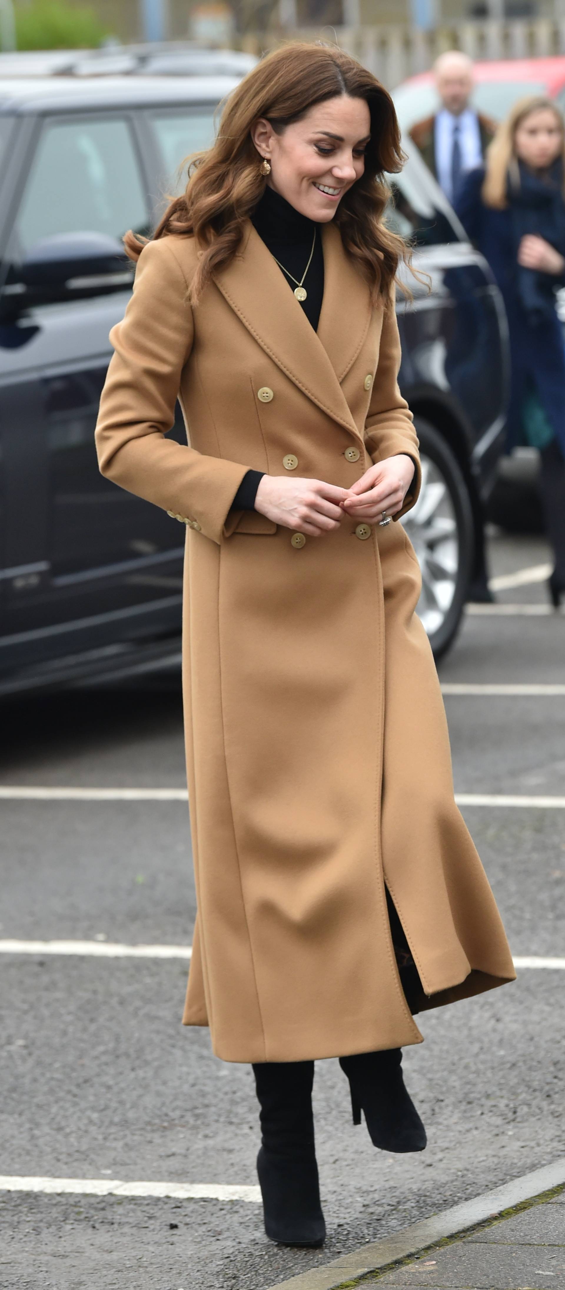 Kate Middleton prošetala u klasičnom kaputu s potpisom high street brenda kojeg vole i domaće fashionistice