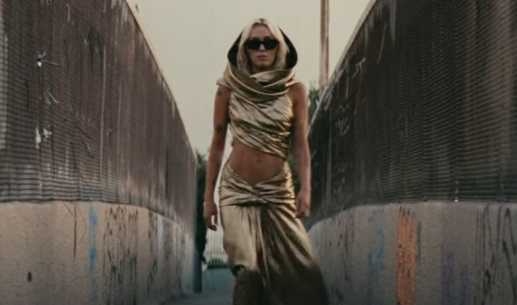 U viralnom spotu Miley Cyrus nosi vintage Yves Saint Laurent haljinu s početka devedesetih