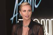 To može samo ona! Charlize ponovno u grudnjaku na crvenom tepihu