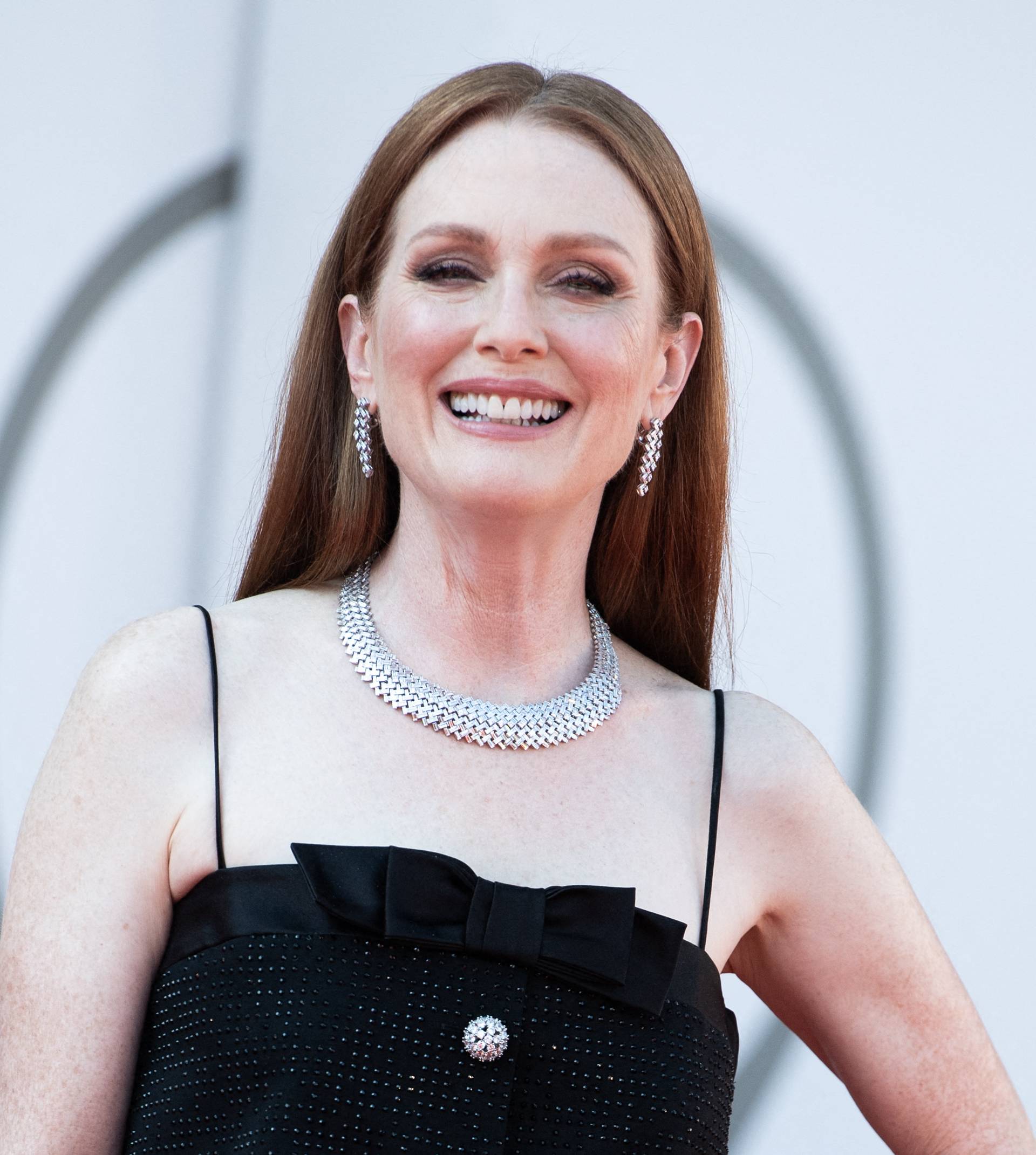 Juliane Moore u savršenom izdanju pokazala zašto je (mala) crna haljina uvijek dobar izbor za glamurozne prigode