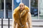 Carla Ginola u futurističkom glam looku: Kombinacija prozirnog kaputa i krzna koja nas je oduševila u Parizu