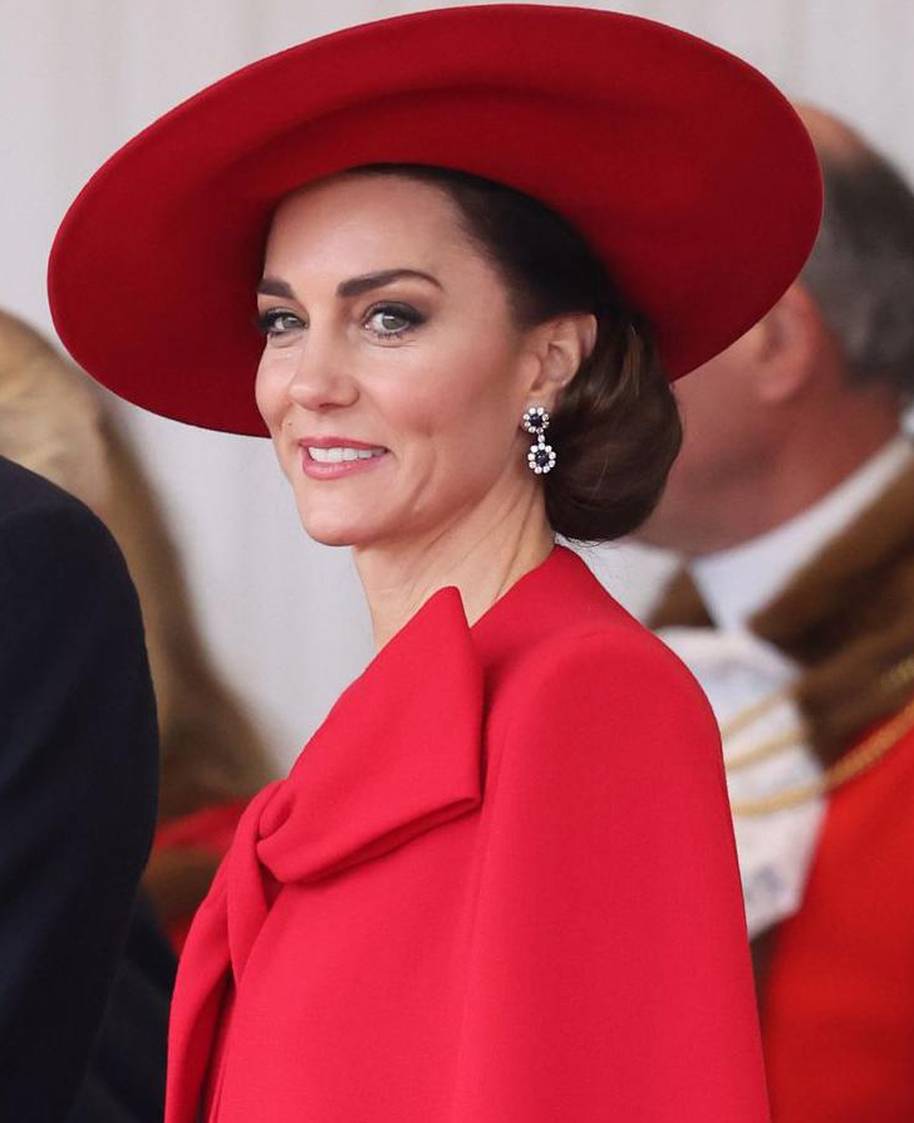 Kate Middleton zablistala je u glamuroznoj crvenoj haljini, elegantnom plaštu i klasičnim salonkama