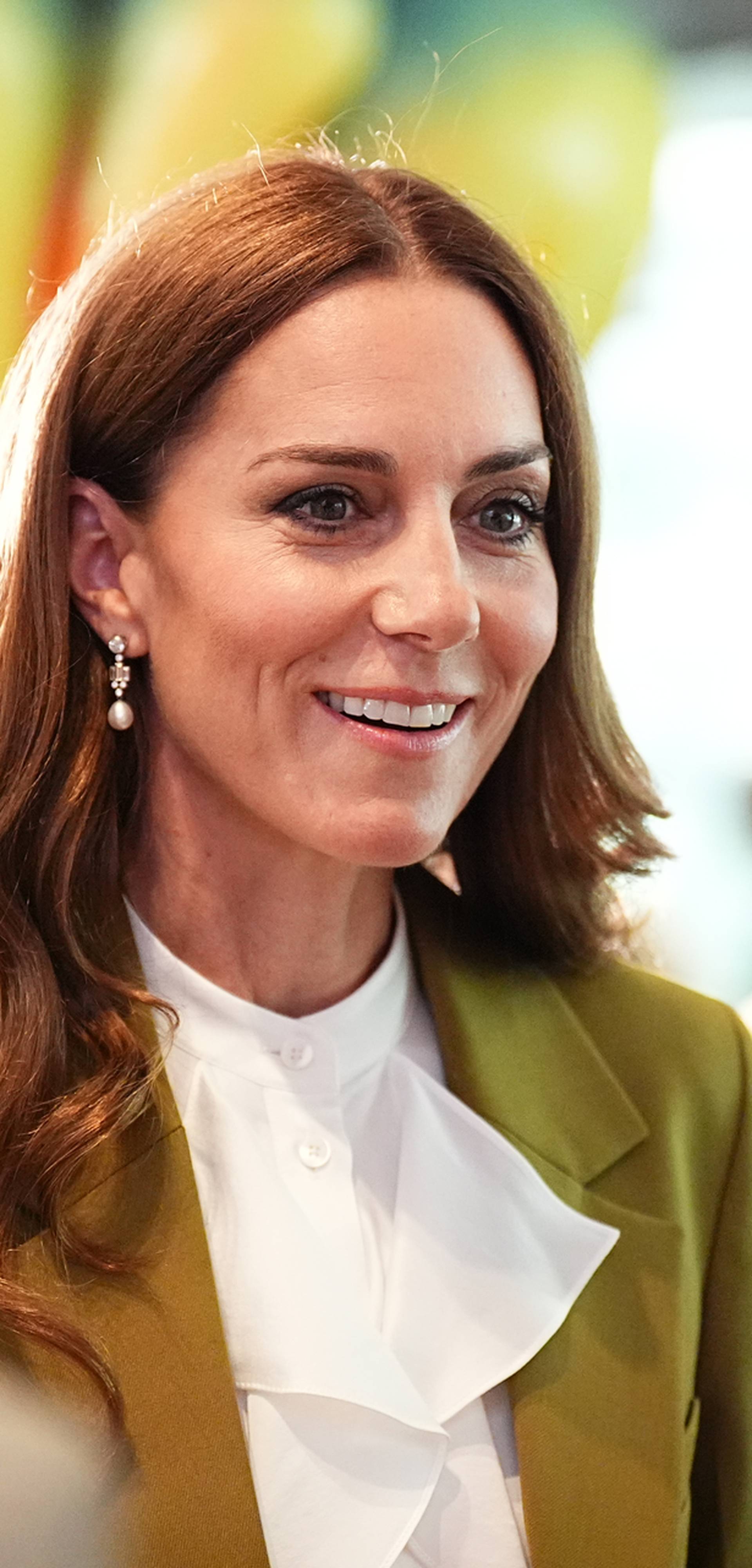 Kate Middleton zablistala je u maslinastom odijelu Victorije Beckham uz decentan nakit kraljice Elizabete